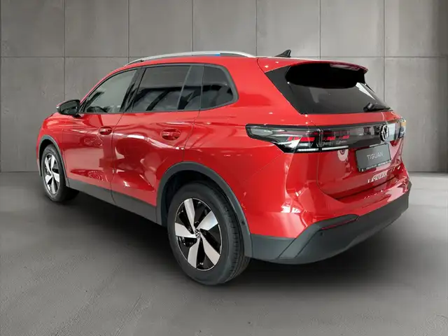 Volkswagen Tiguan view 4