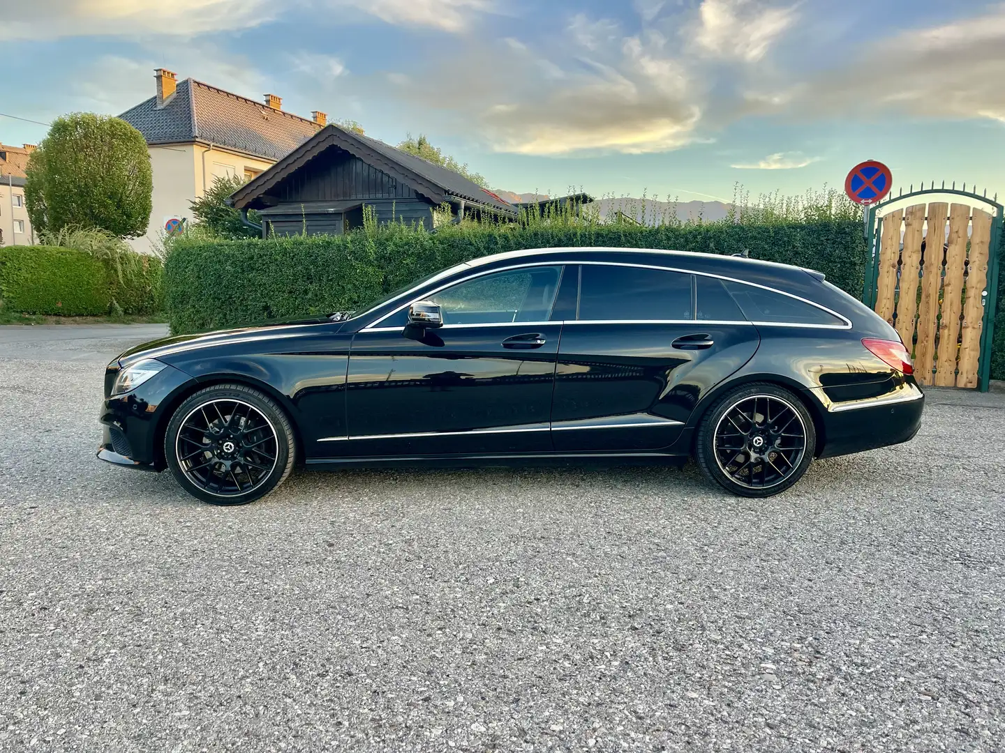 Mercedes-Benz CLS 220 Shooting Brake (BlueTEC) d 9G-TRONIC Schwarz - 2
