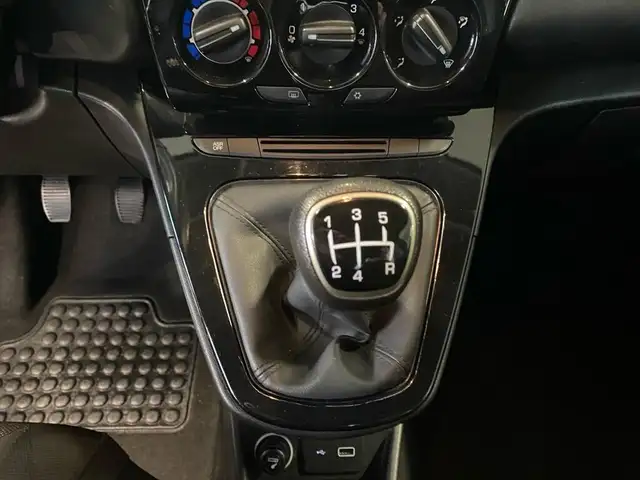 Lancia Ypsilon view 12