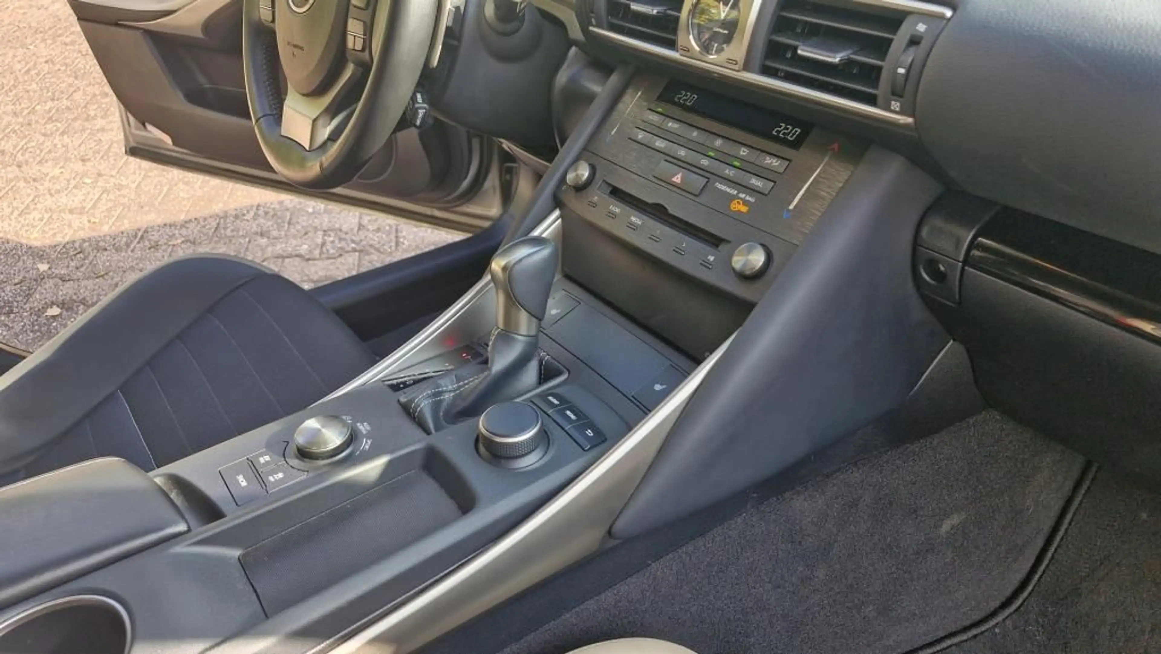 Lexus IS 300 IS300H 2.5 Hybrid Klimaautomatik+Sitzheizung — photo 13