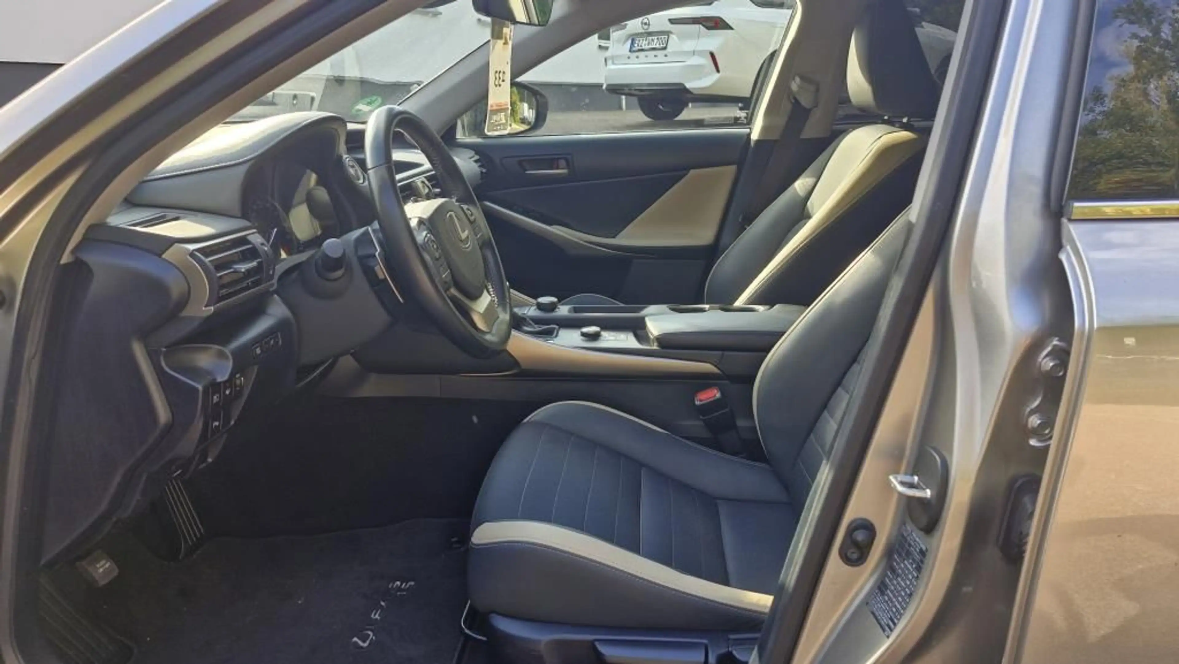 Lexus IS 300 IS300H 2.5 Hybrid Klimaautomatik+Sitzheizung — photo 9