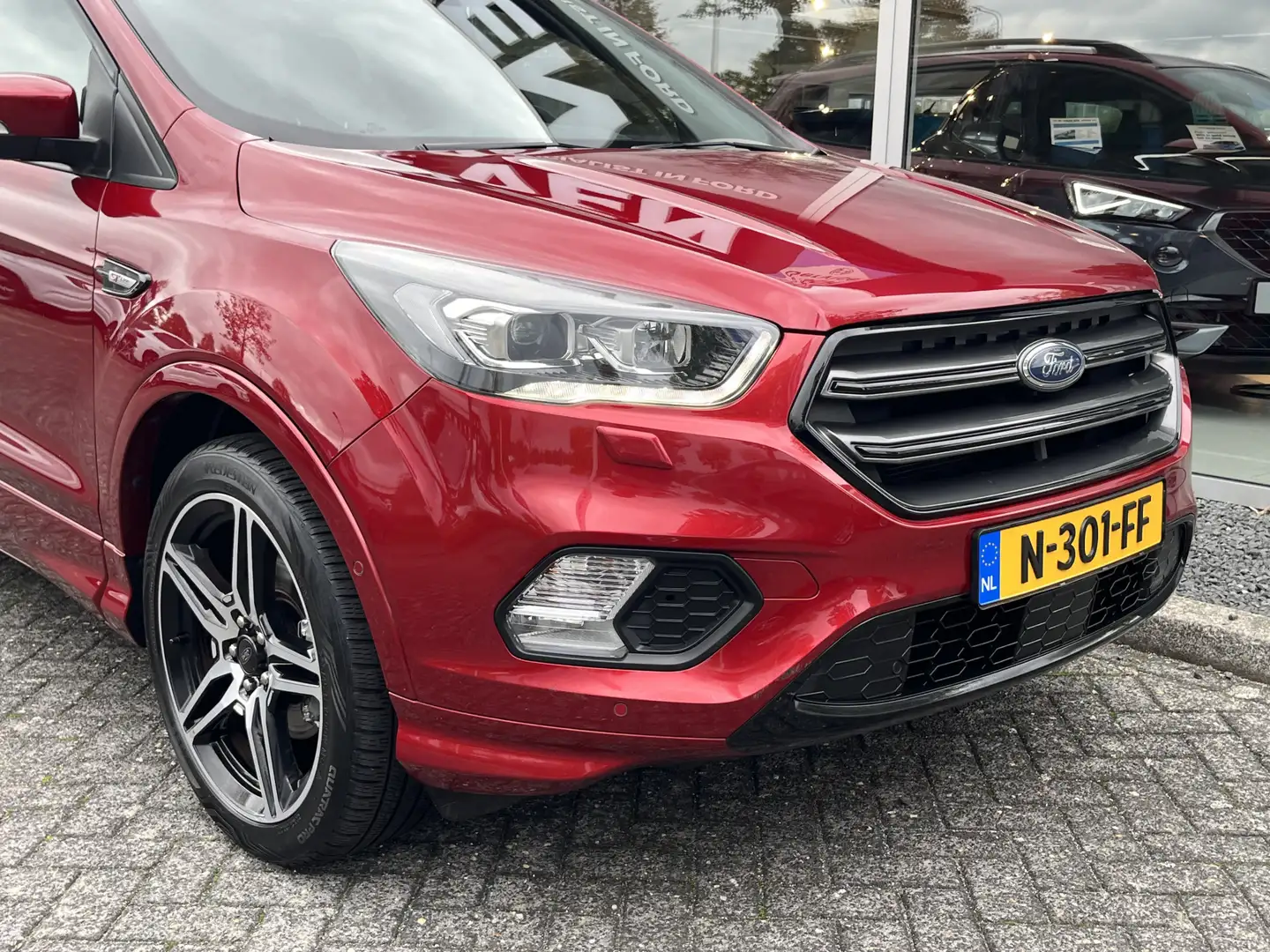 Ford Kuga 1.5 EcoBoost ST Line 150pk/110kW 6-bak | Elek. ach Rood - 2