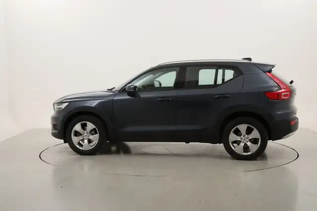 Volvo XC40 view 2