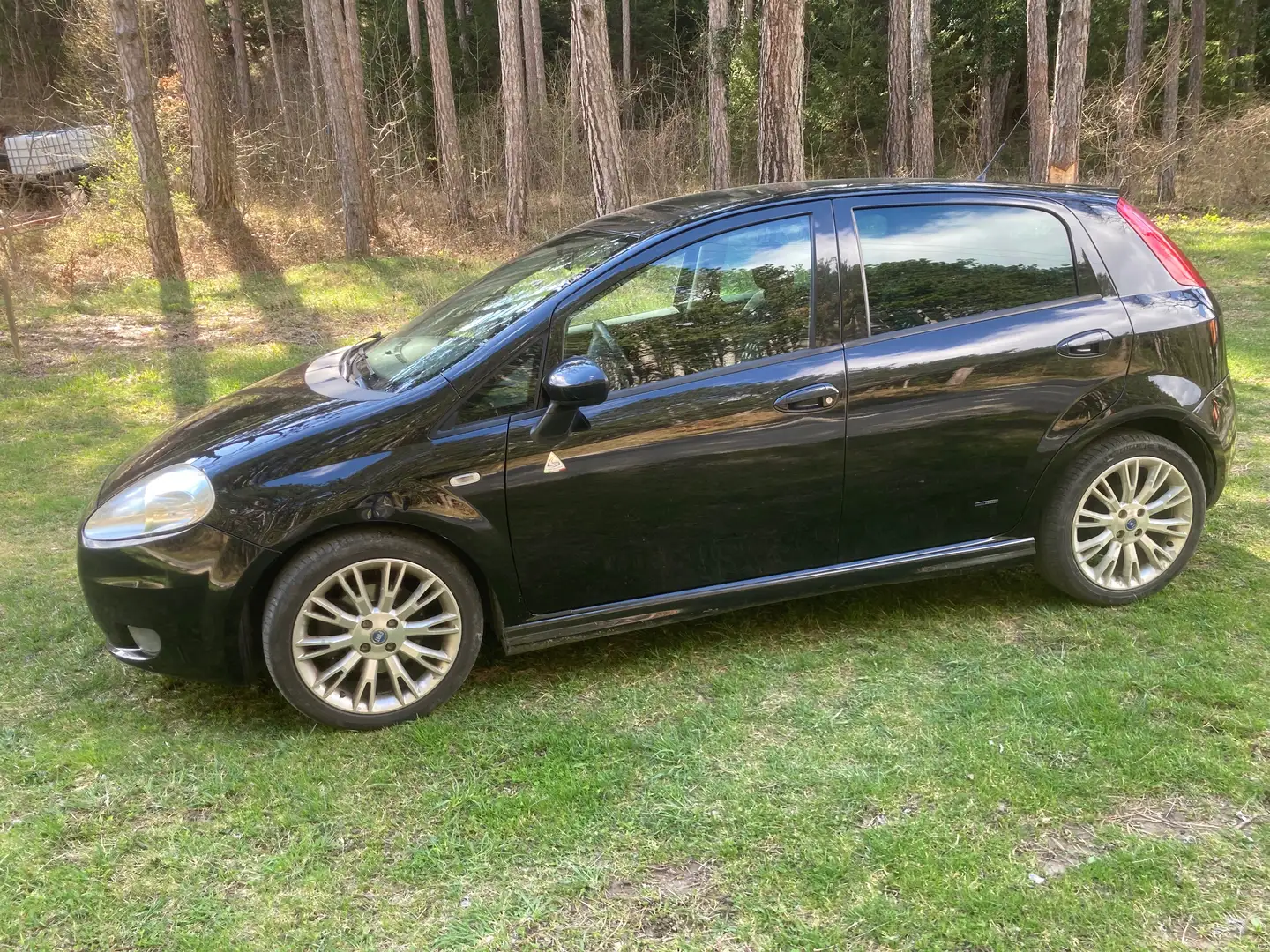 Fiat Grande Punto 1,3 16V JTD Multijet 90 Sport Schwarz - 1