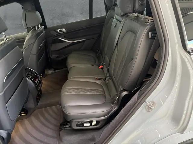 BMW X7 view 13