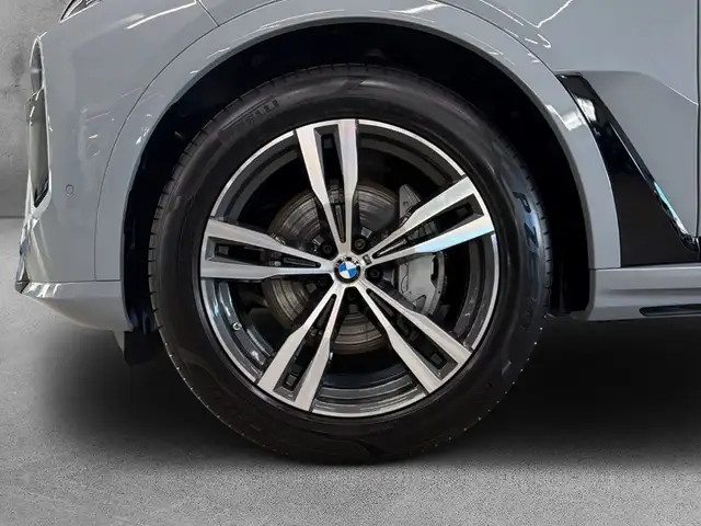 BMW X7 view 7