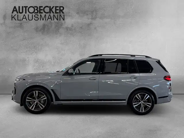 BMW X7 view 3