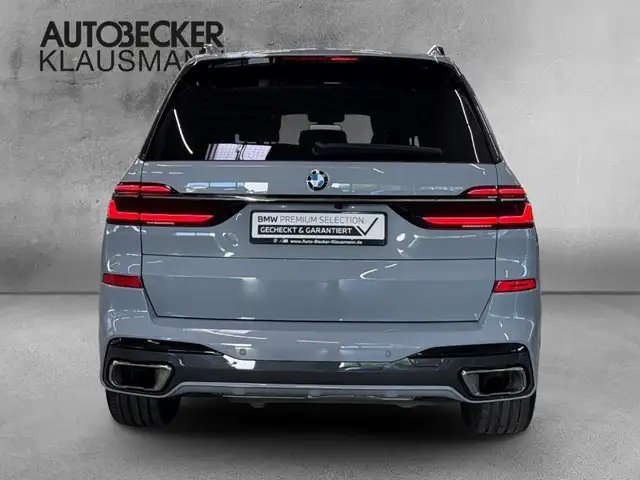 BMW X7 view 6