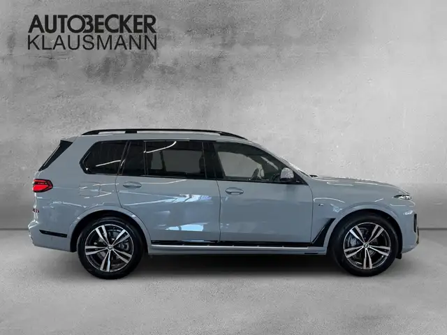 BMW X7 view 4