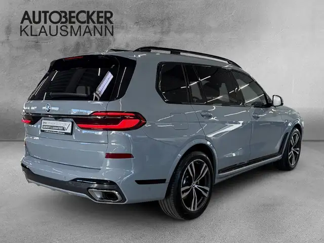 BMW X7 view 2