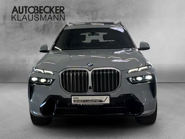 BMW X7 view 5