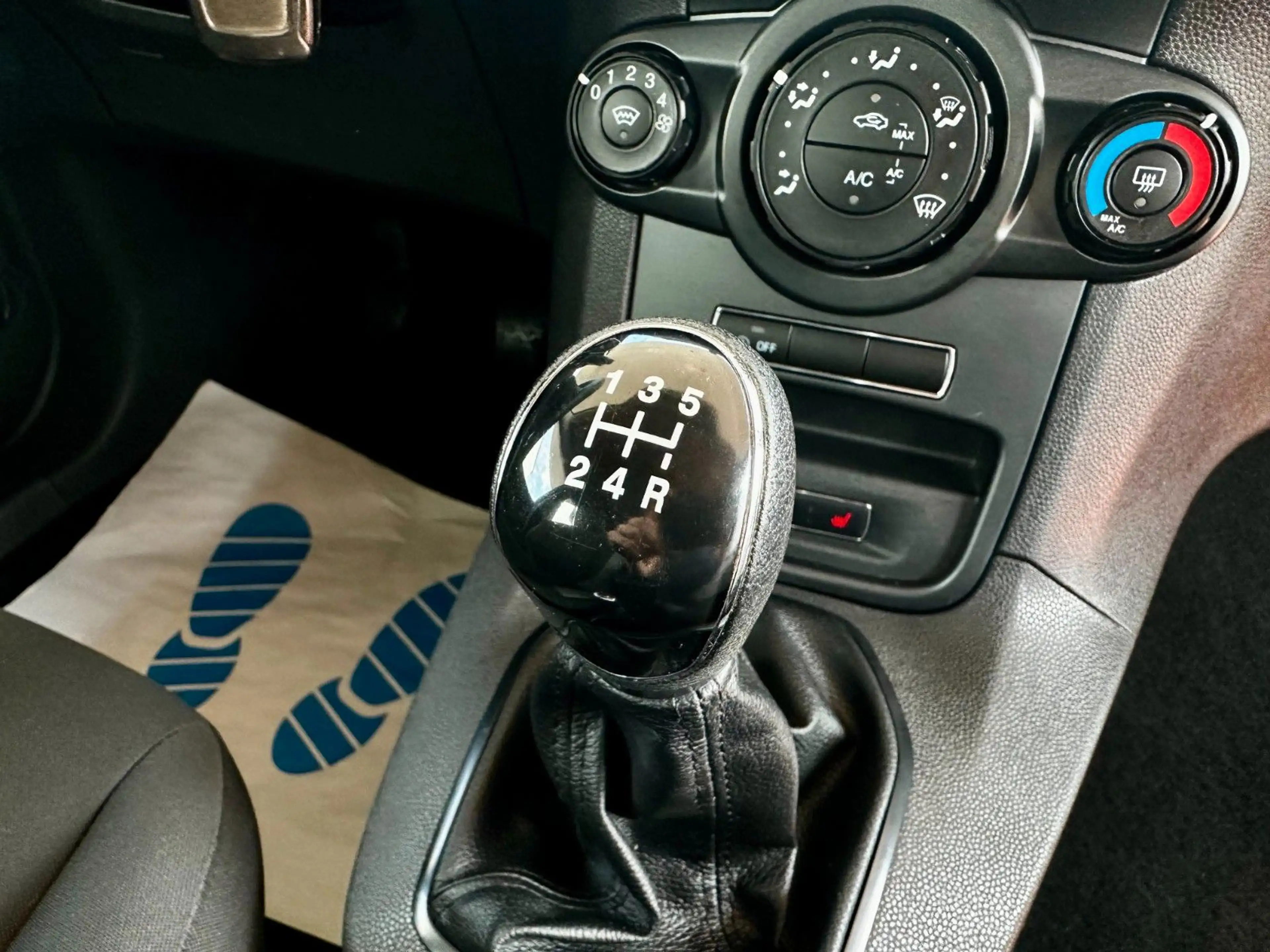 Ford Fiesta Celebration | viel Zubehör | Navi LED — photo 23
