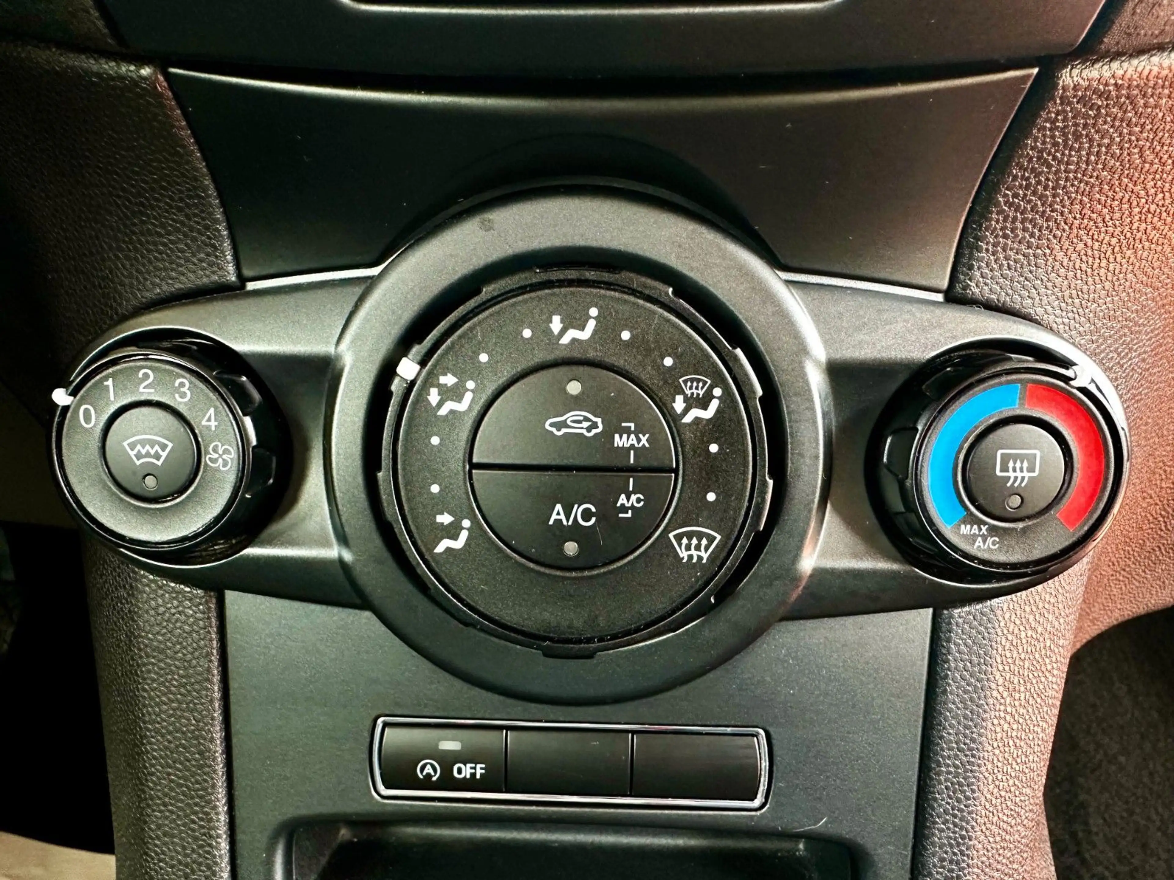 Ford Fiesta Celebration | viel Zubehör | Navi LED — photo 21