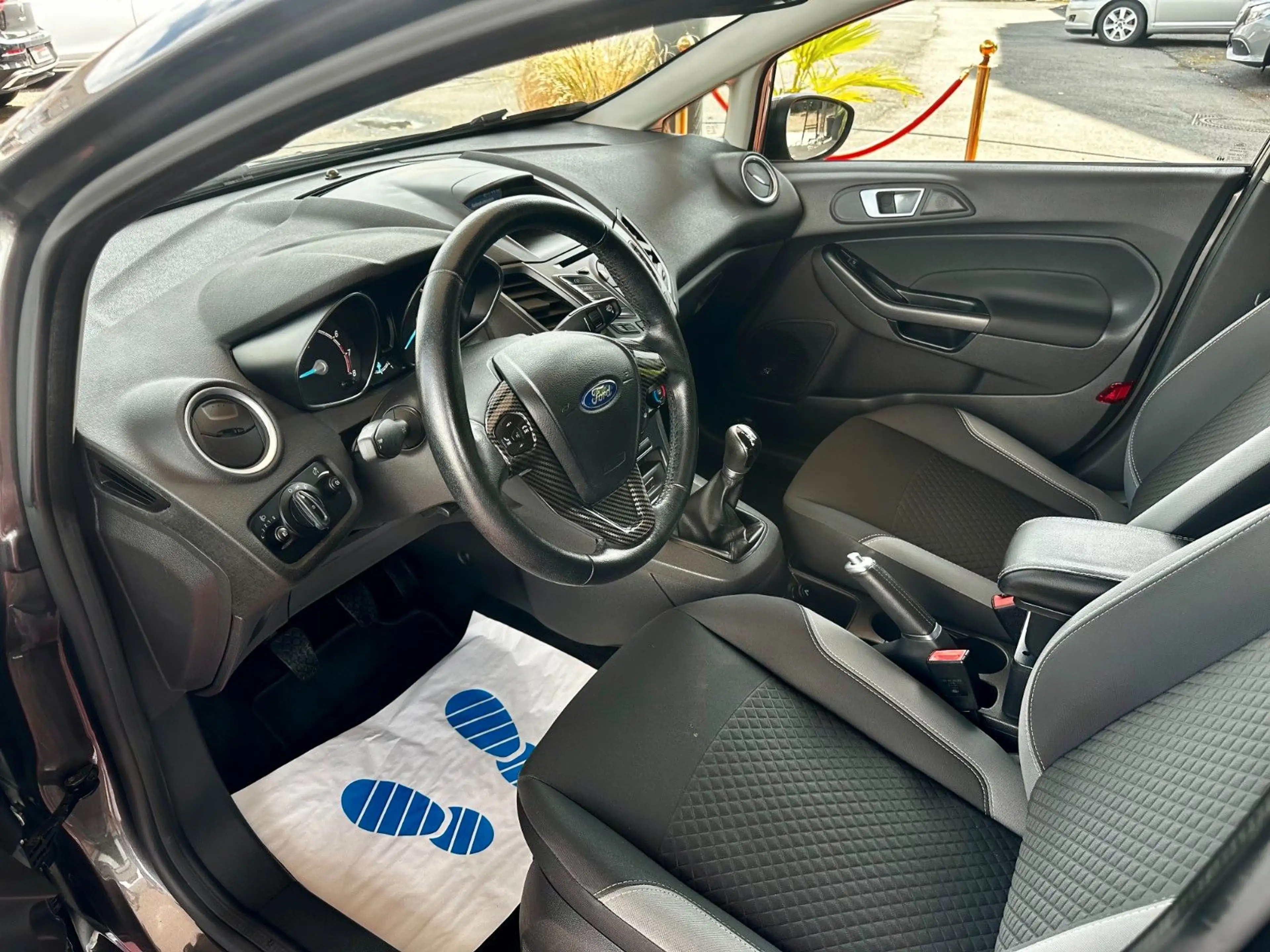 Ford Fiesta Celebration | viel Zubehör | Navi LED — photo 11
