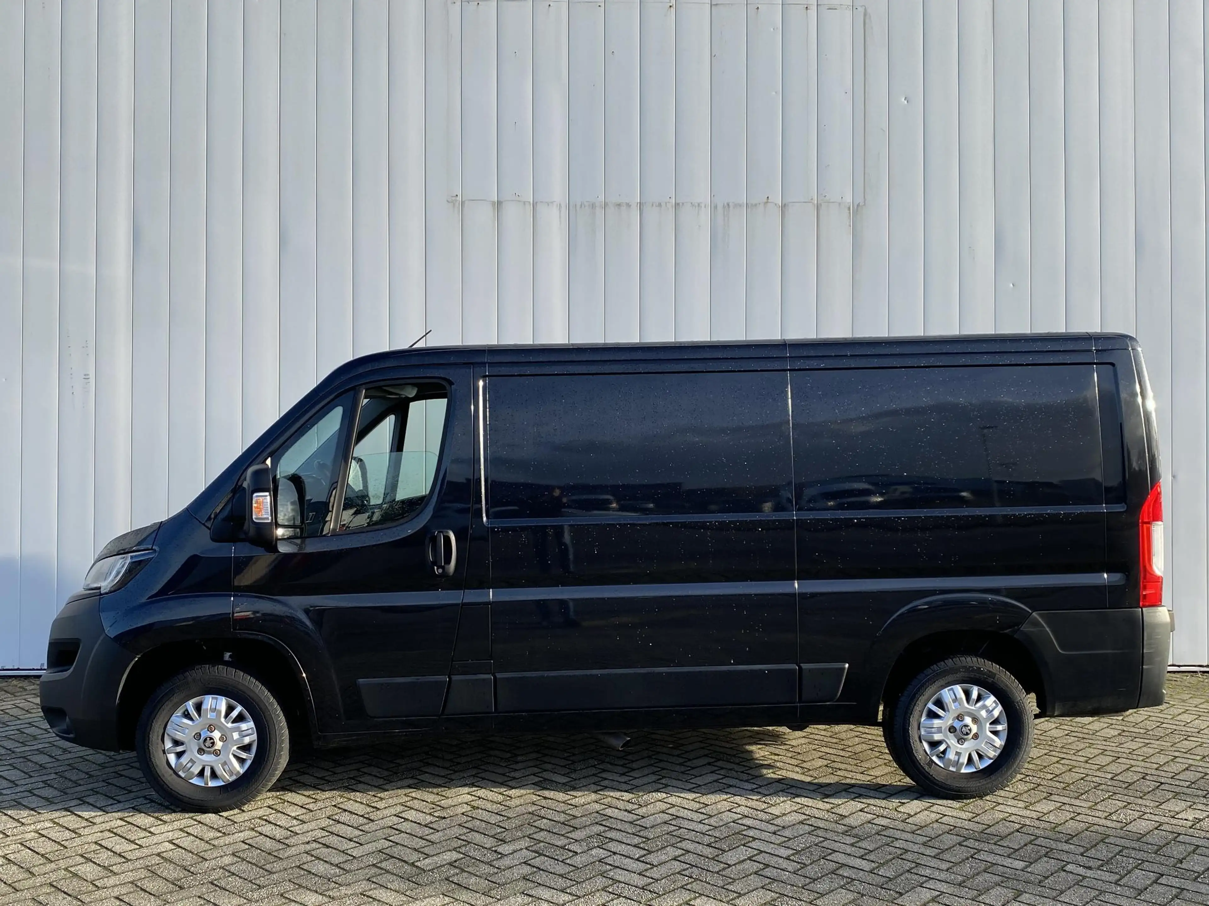 Peugeot Boxer 330 2.2 BlueHDi 120 L2H1 Asphalt | Leder | Navigat — photo 2