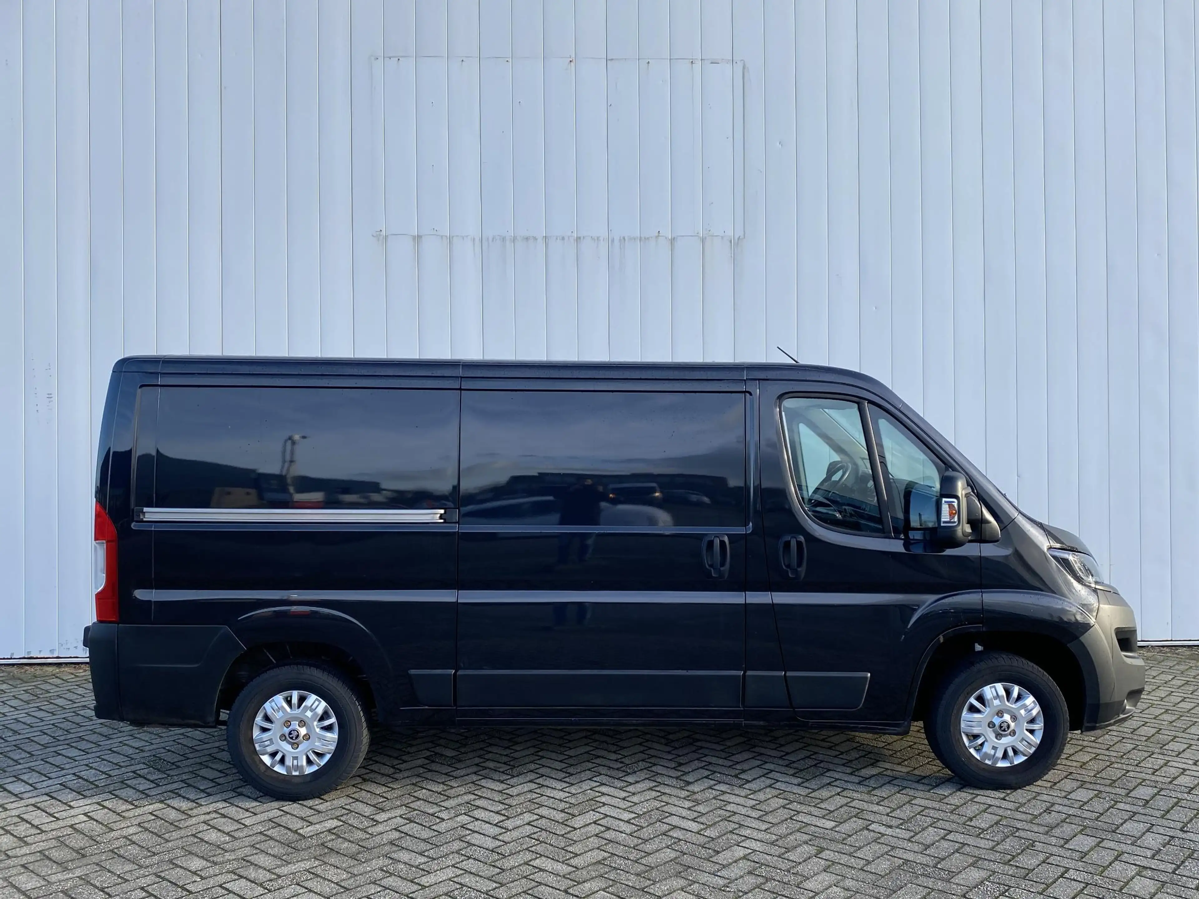 Peugeot Boxer 330 2.2 BlueHDi 120 L2H1 Asphalt | Leder | Navigat — photo 3