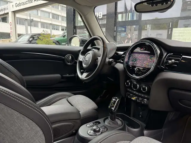 Mini Hatch view 5