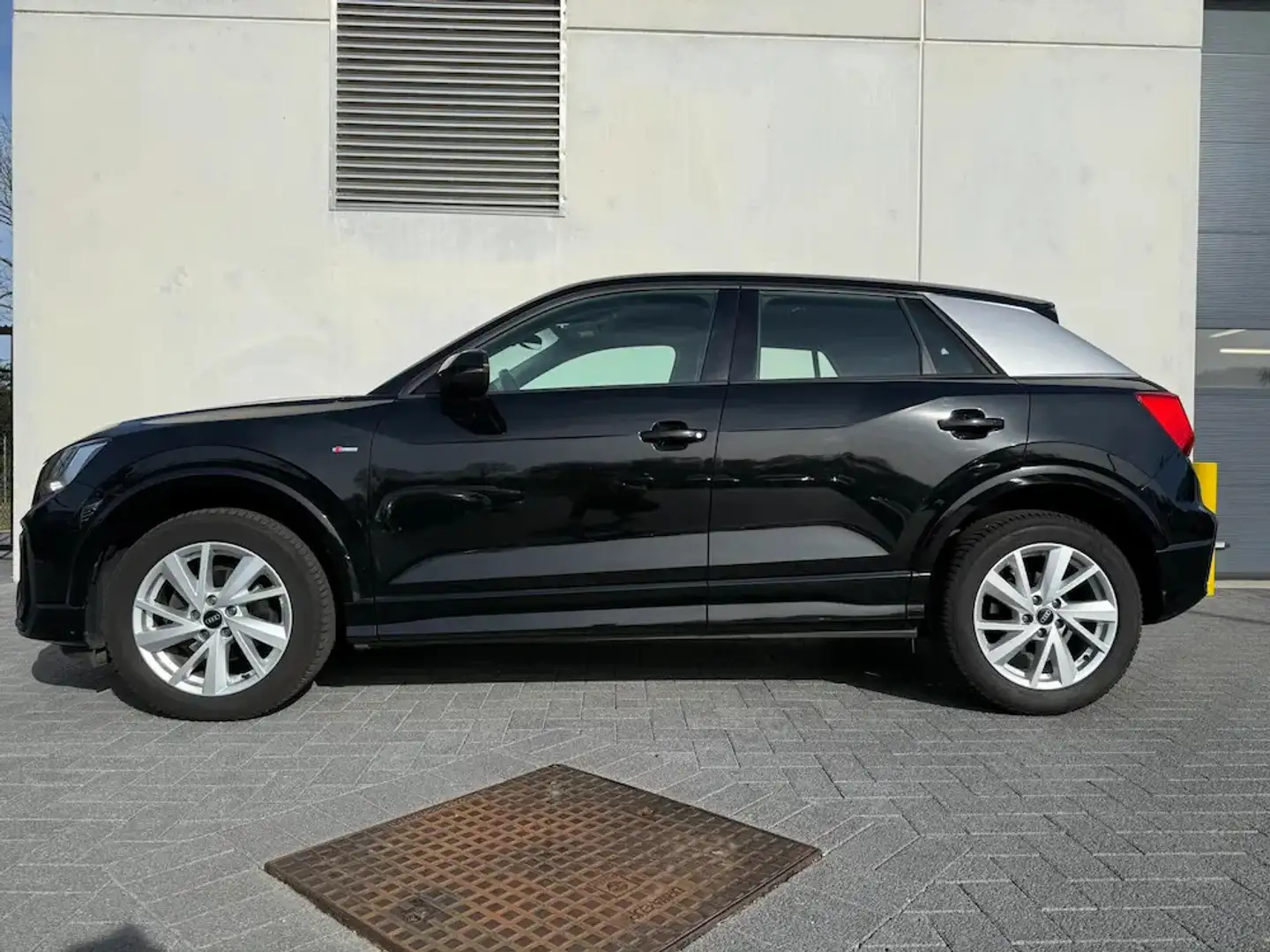 Audi Q2 35TFSI 150PK DSG S-LINE Zwart - 2