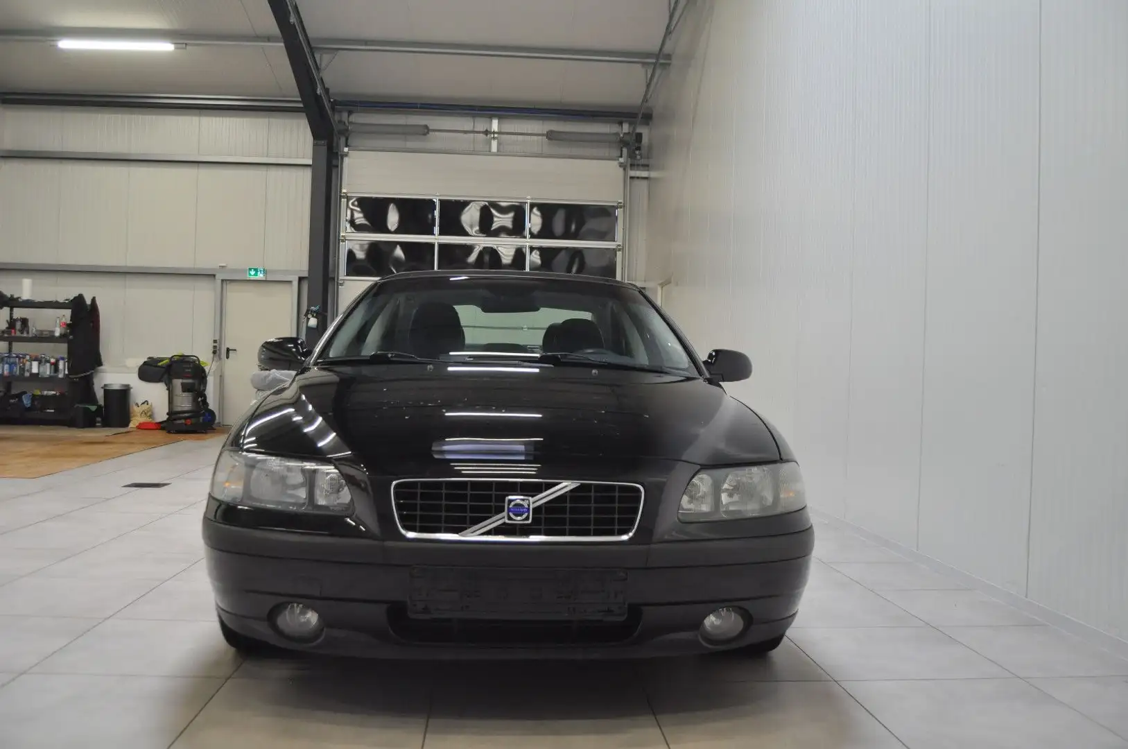Volvo S60 2.4 Comfort Schwarz - 2