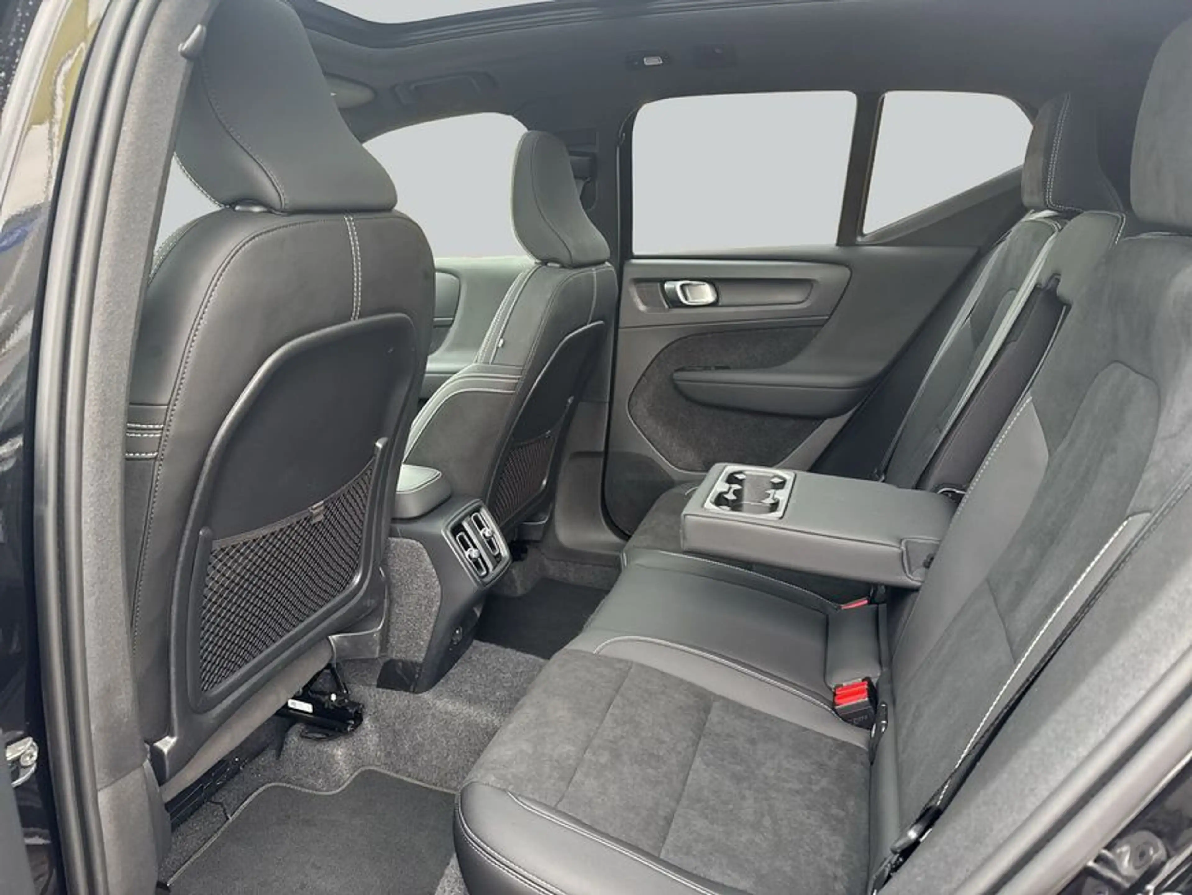 Volvo XC40 XC40 B3 B DKG Plus Black Edition — photo 11