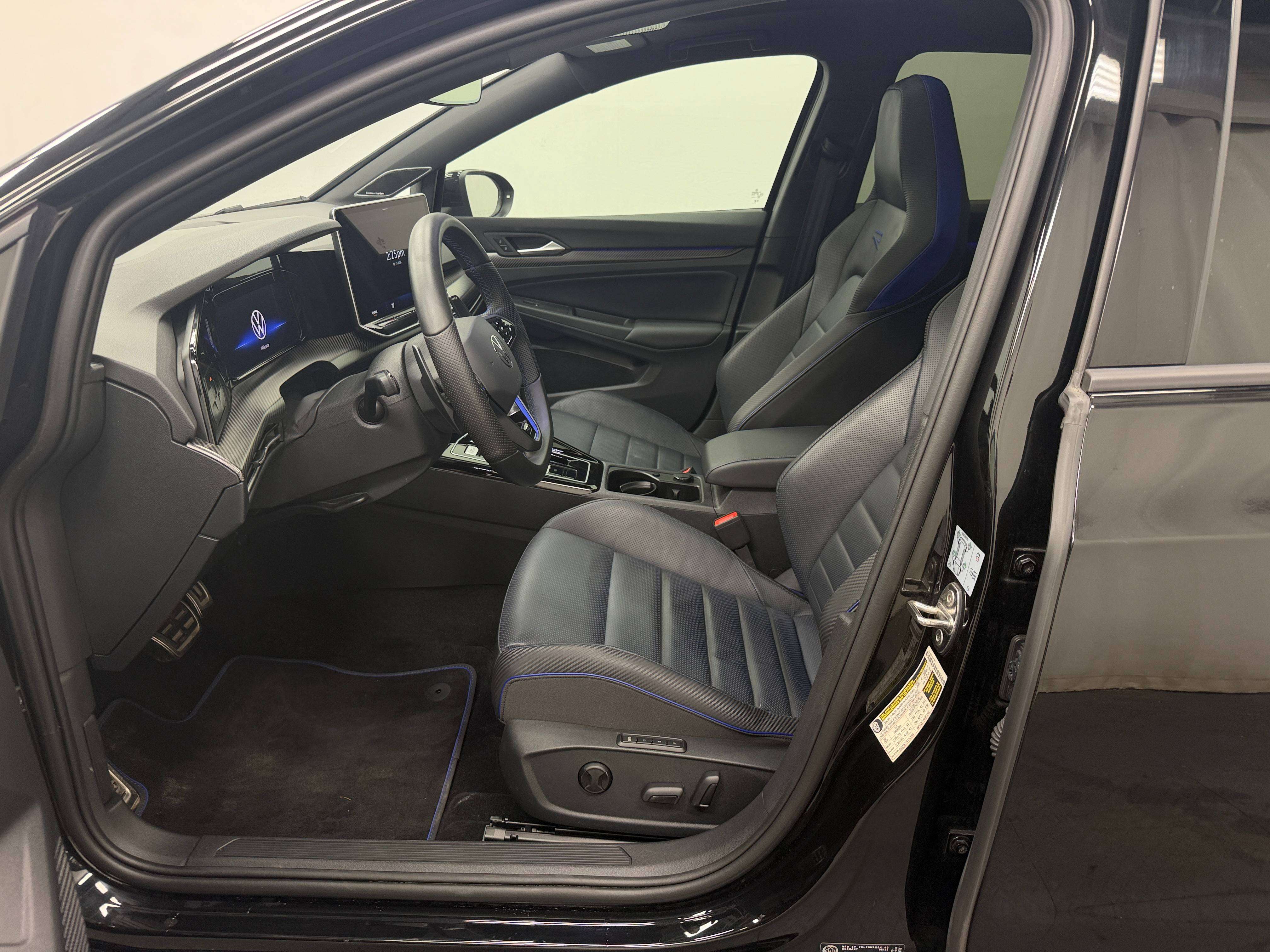 2026 Volkswagen Golf BLACK EDITION 323HP, TOIT OUVRANT, HARMAN & KARDON — photo 1