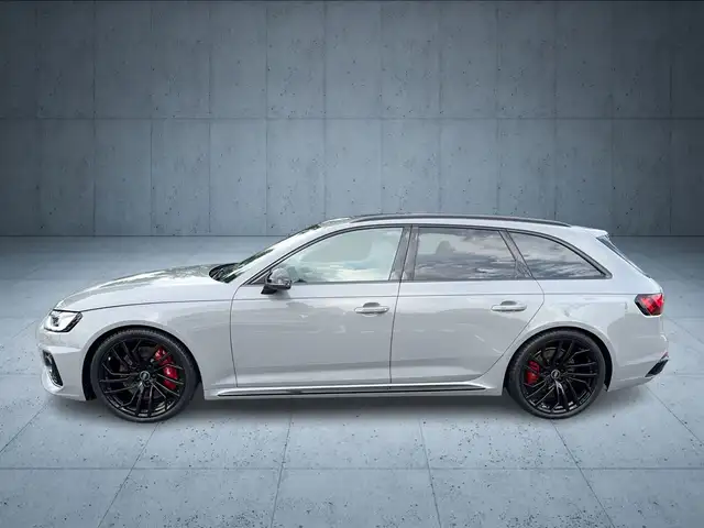 Audi RS4 view 2
