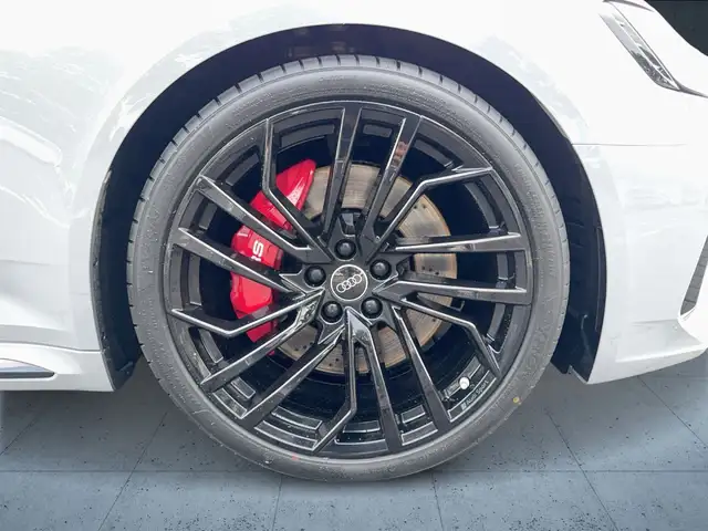 Audi RS4 view 7
