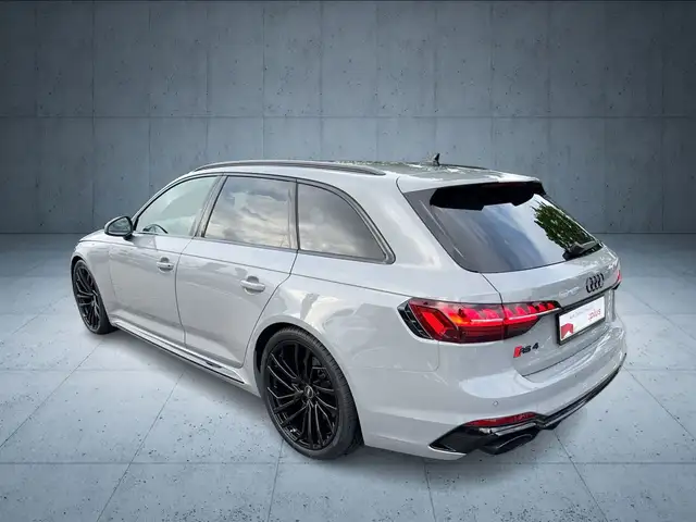 Audi RS4 view 3