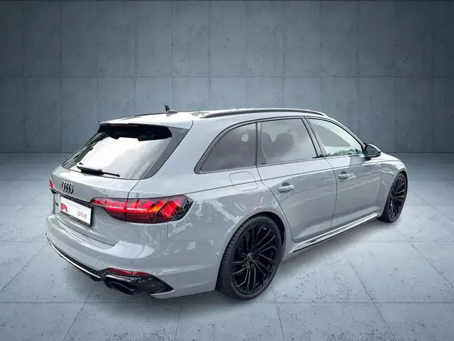Audi RS4 view 5