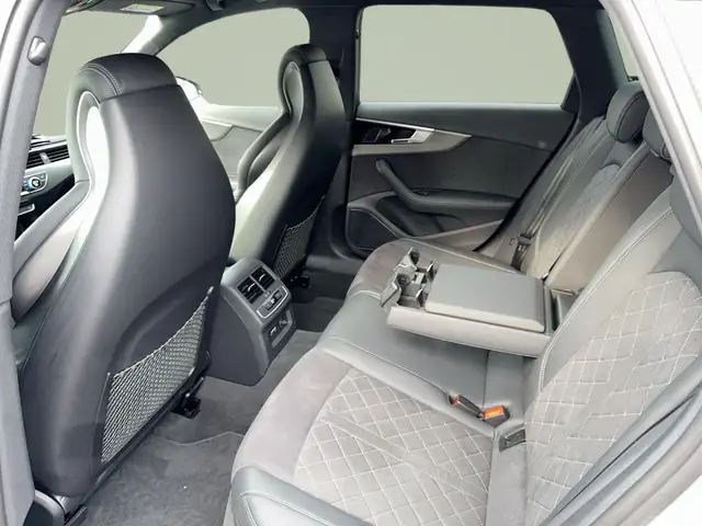 Audi RS4 view 12