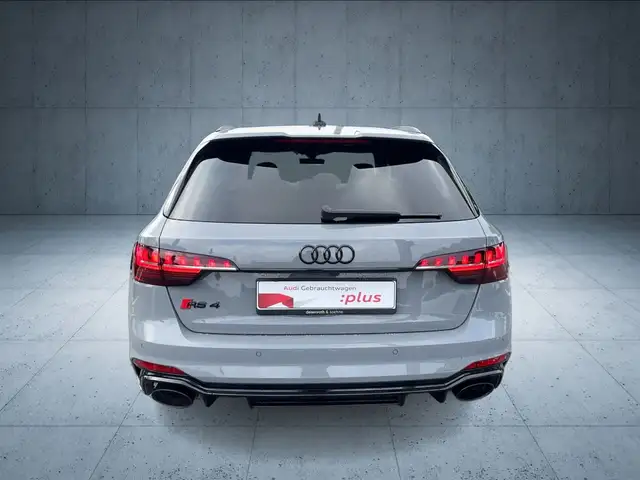 Audi RS4 view 4