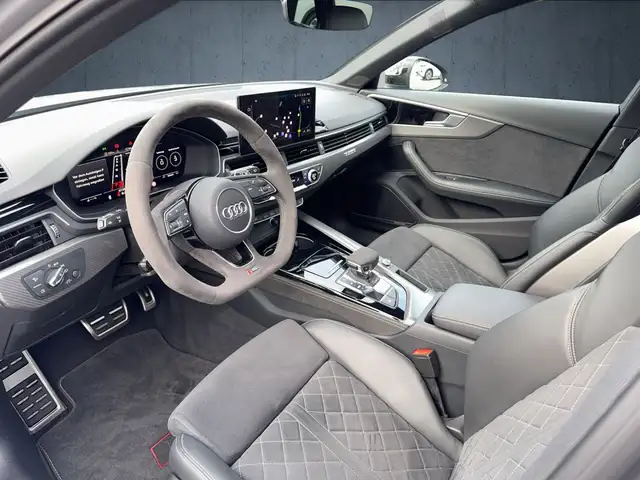 Audi RS4 view 9
