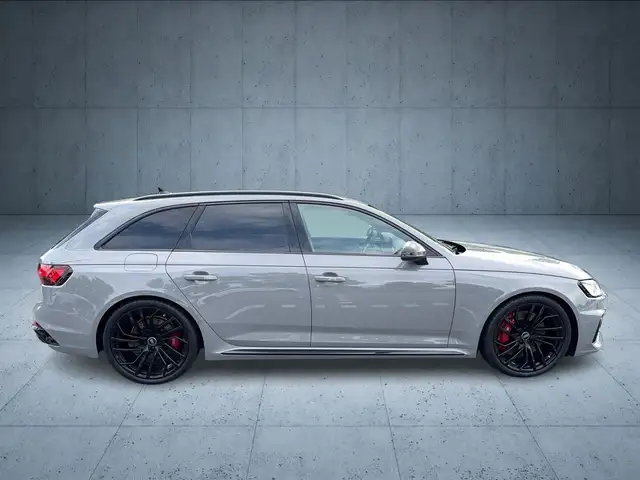 Audi RS4 view 6