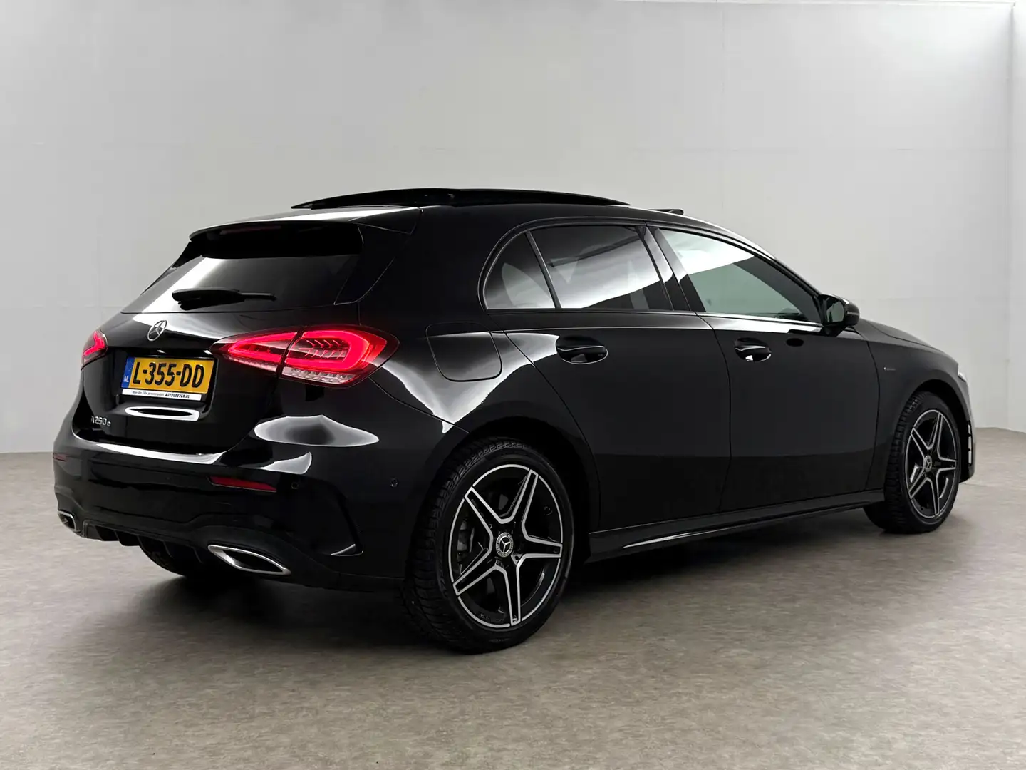 Mercedes-Benz A 250 e AMG Limited 235PK Pano Sfeerverl. LED Carplay Ca Zwart - 2