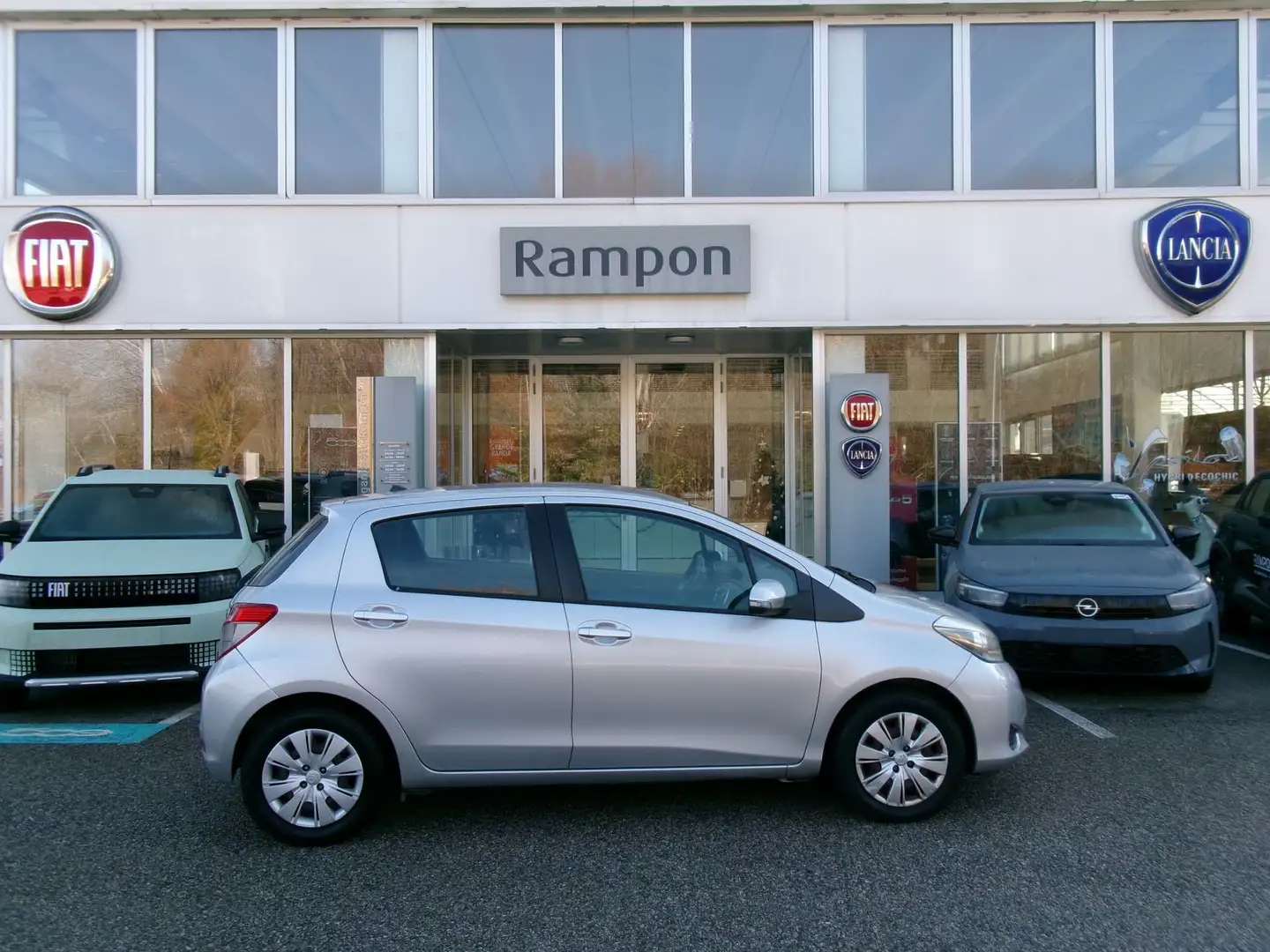 Toyota Yaris Yaris 1.0 5 porte Lounge Grigio - 2