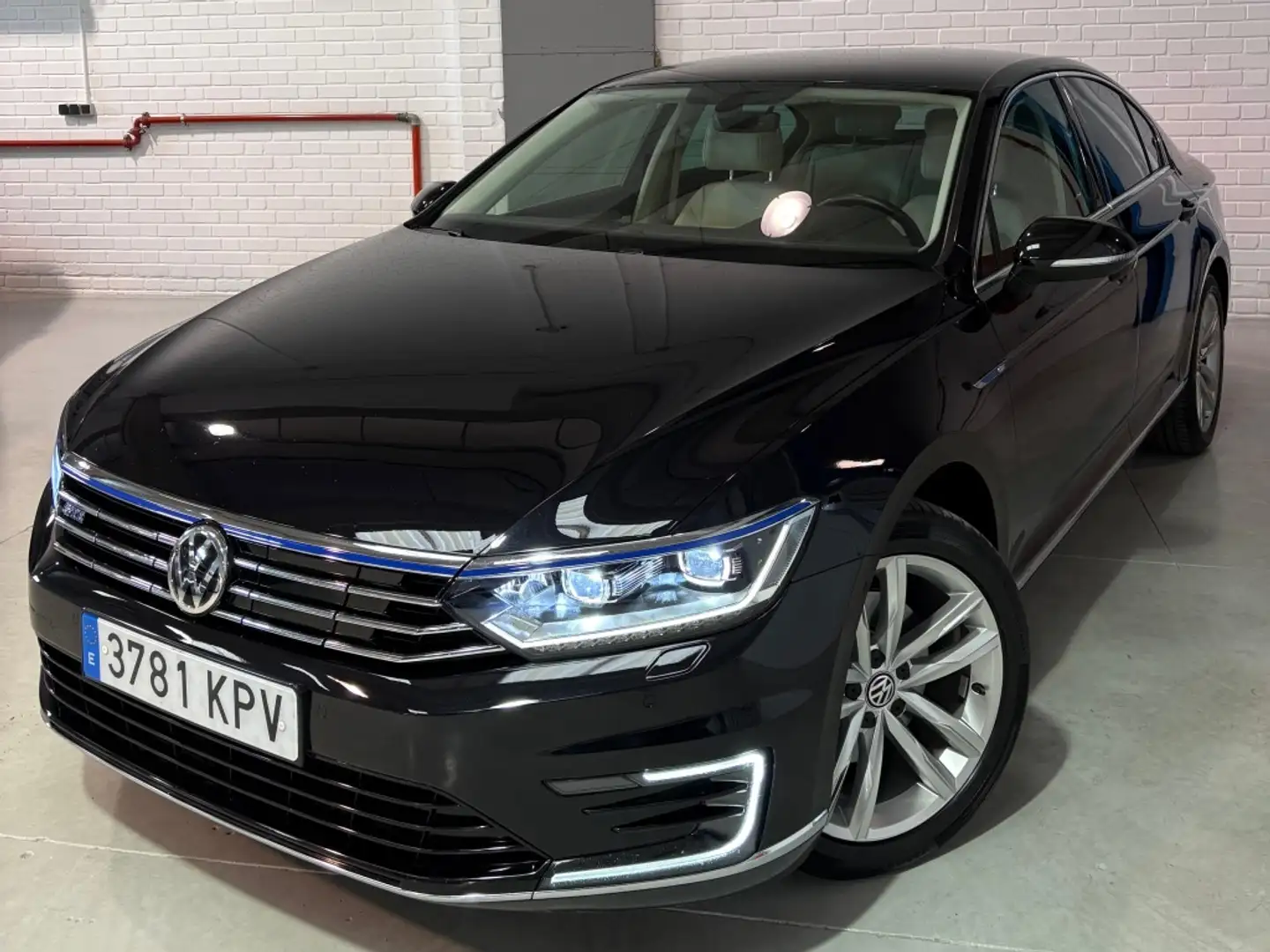 Volkswagen Passat GTE 1.4 TSI Zwart - 1