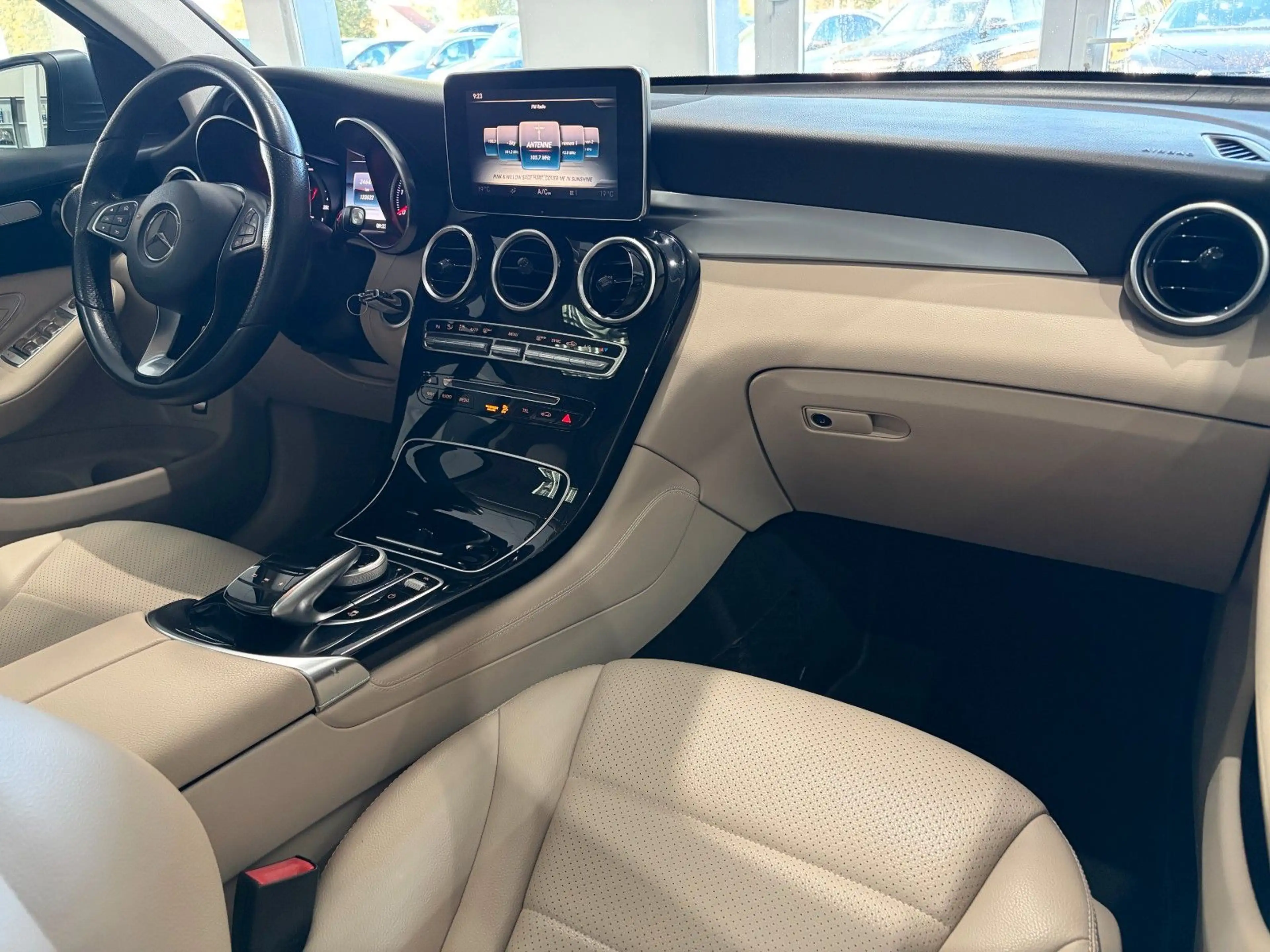 Mercedes-Benz GLC 250 *4matic*AHK*Pano*Comand*Burm*Distro*360°* — photo 17