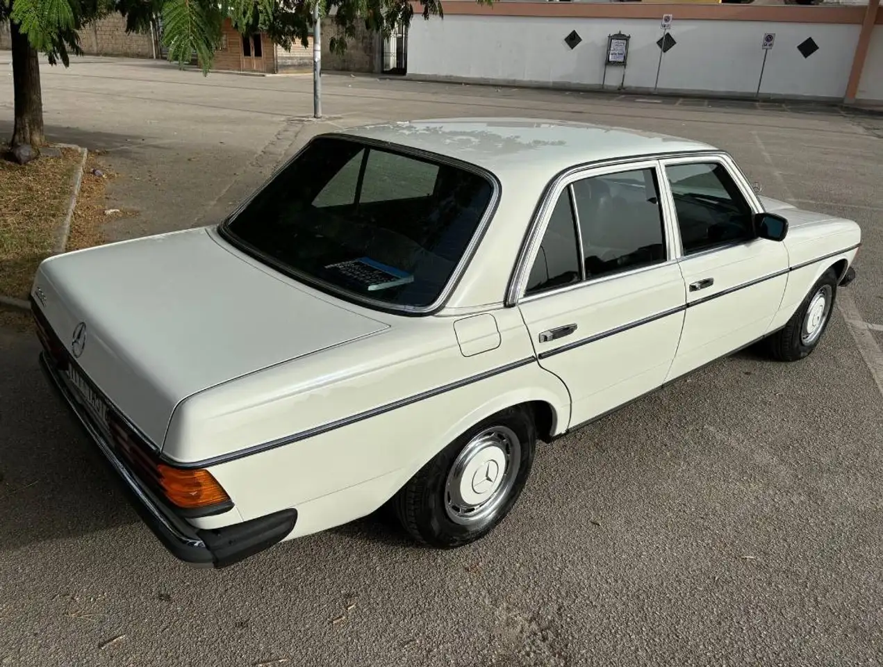 Mercedes-Benz - 200 W123, foto 2