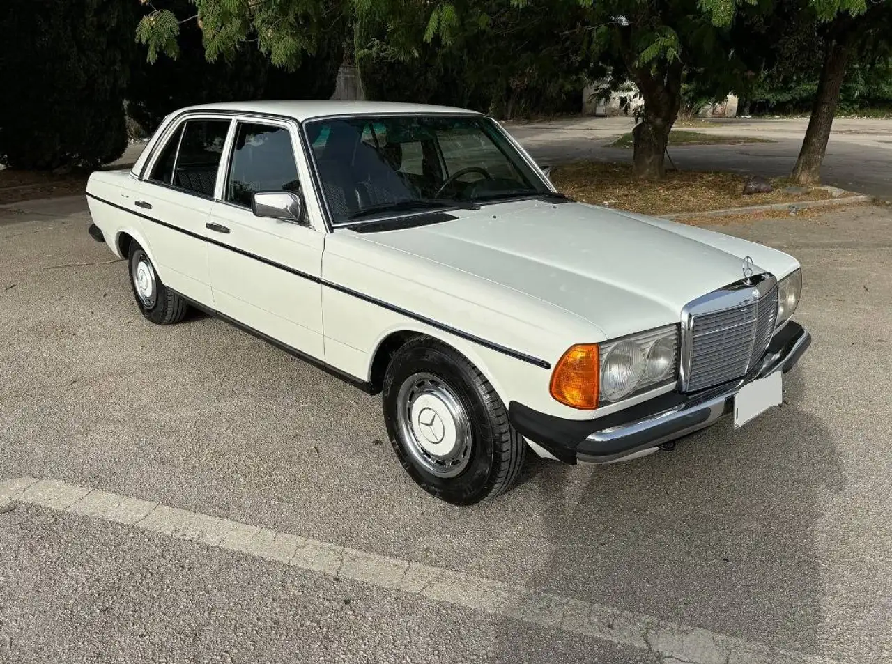 Mercedes-Benz - 200 W123, foto 1
