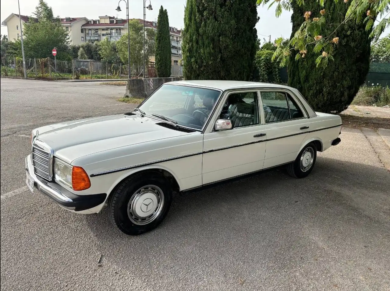 Mercedes-Benz - 200 W123, foto 8