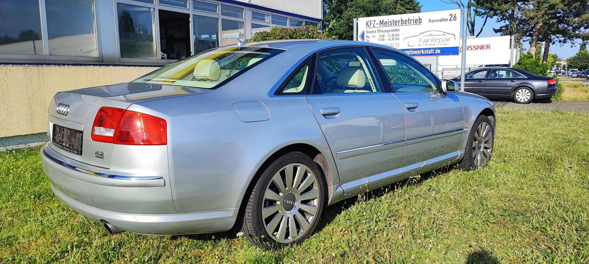Audi A8 4.2 quattro in perfektem Zustand Silber - 2