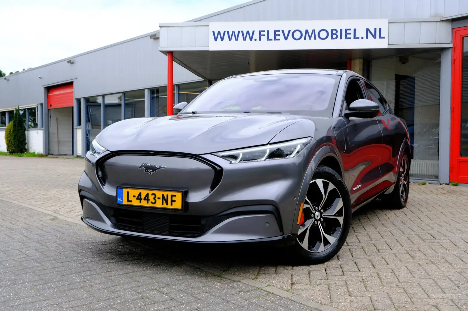 Ford Mustang Mach-E Extended First Edition AWD 98 kWh Aut. Leder|Navi| Grijs - 1