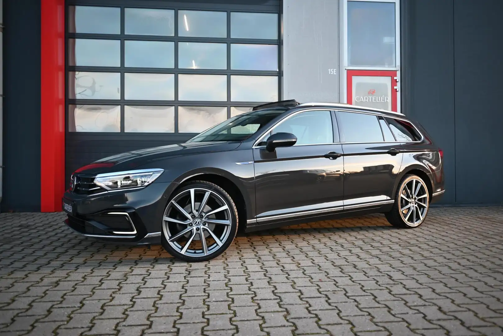 Volkswagen Passat Variant 1.4 TSI PHEV GTE | PANO | LED Grijs - 1
