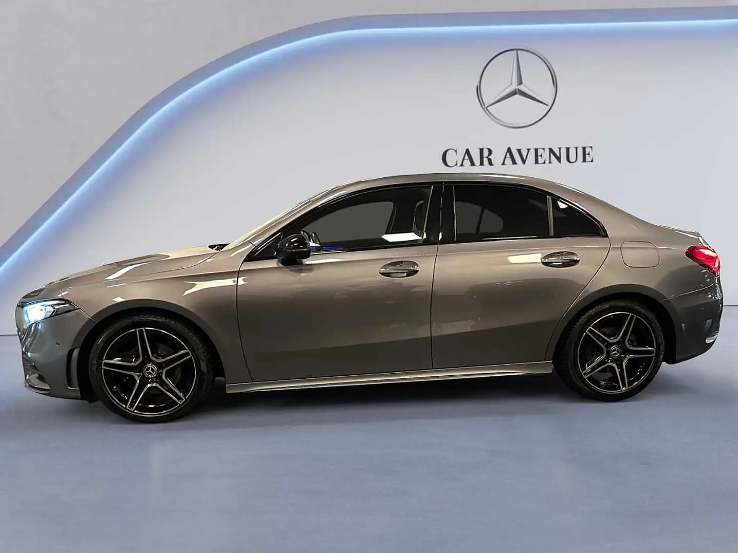 Mercedes-Benz A 200 d Berline 4MATIC AMG Line Grijs - 2