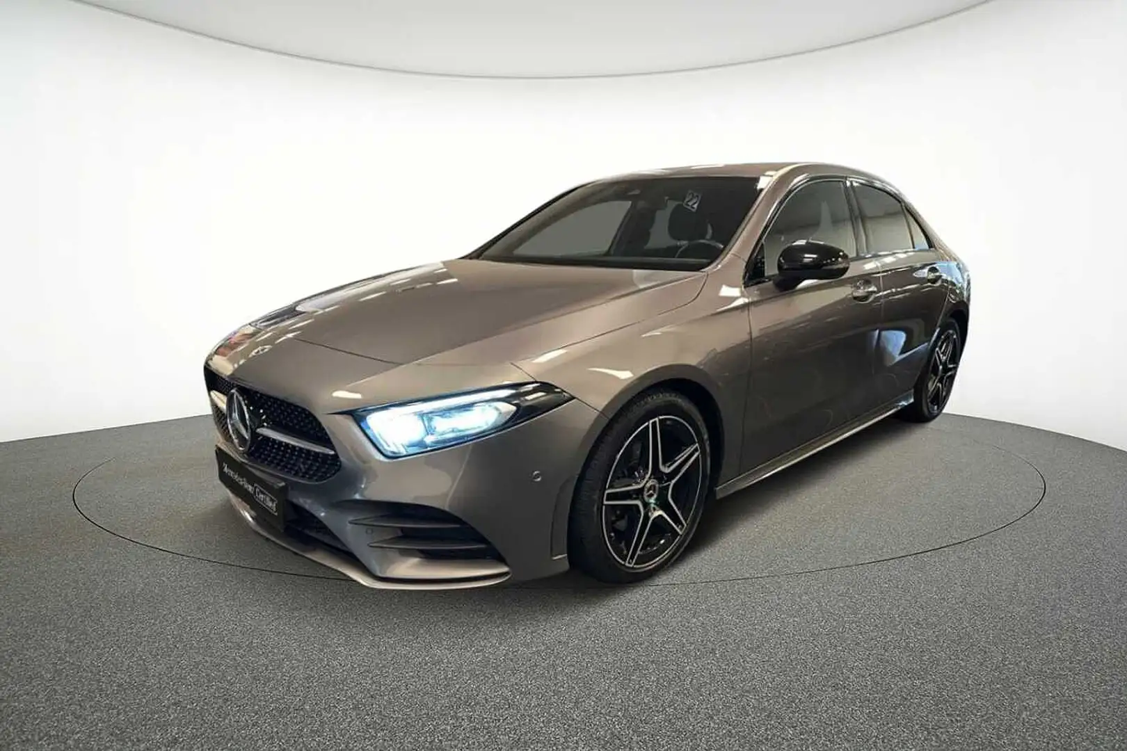 Mercedes-Benz A 200 d Berline 4MATIC AMG Line Grijs - 1