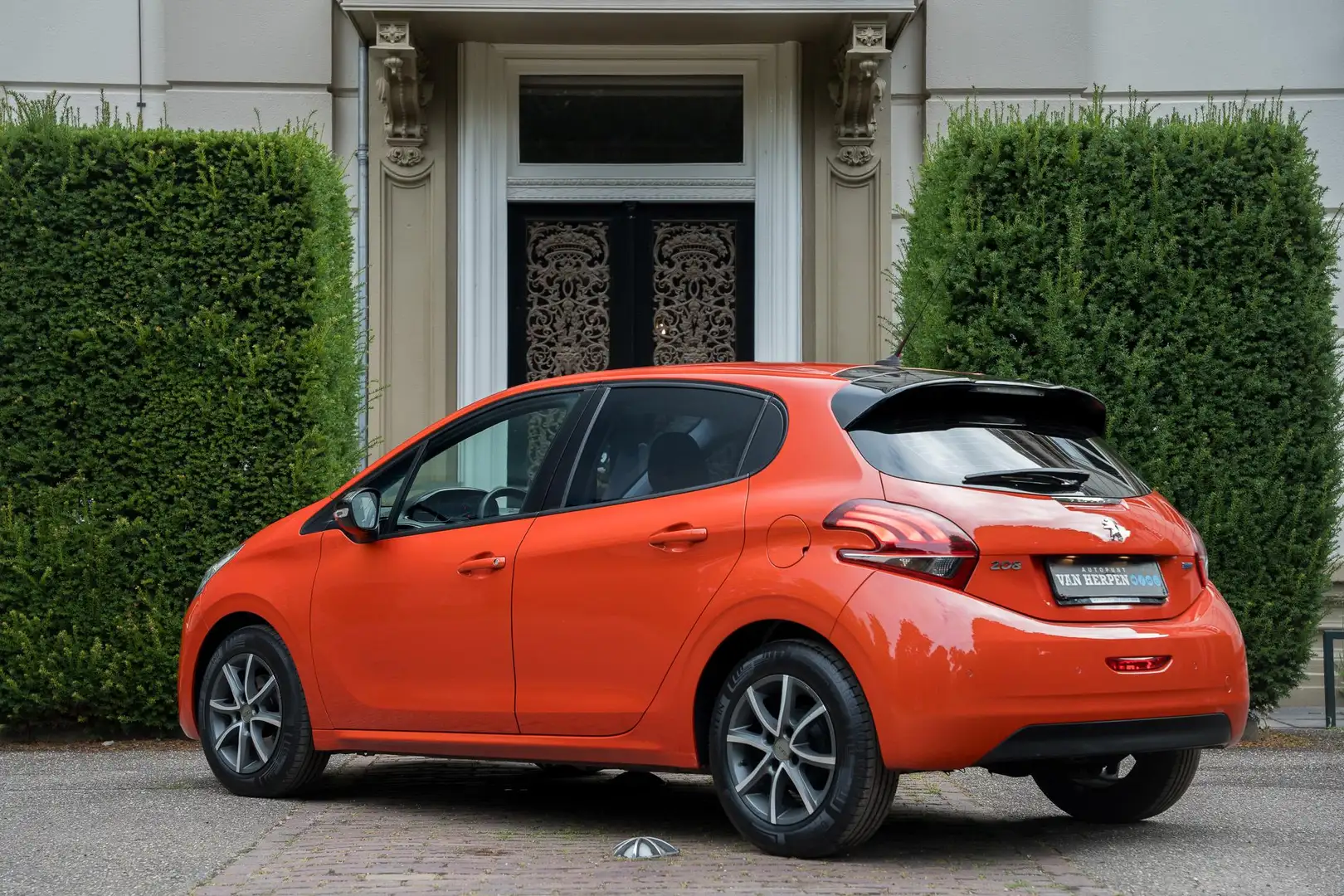 Peugeot 208 1.2 PureTech Blue Lion Carplay | ORG NL 2e eign | Oranje - 2