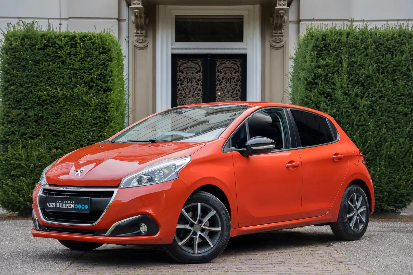 Peugeot 208 1.2 PureTech Blue Lion Carplay | ORG NL 2e eign | Oranje - 1