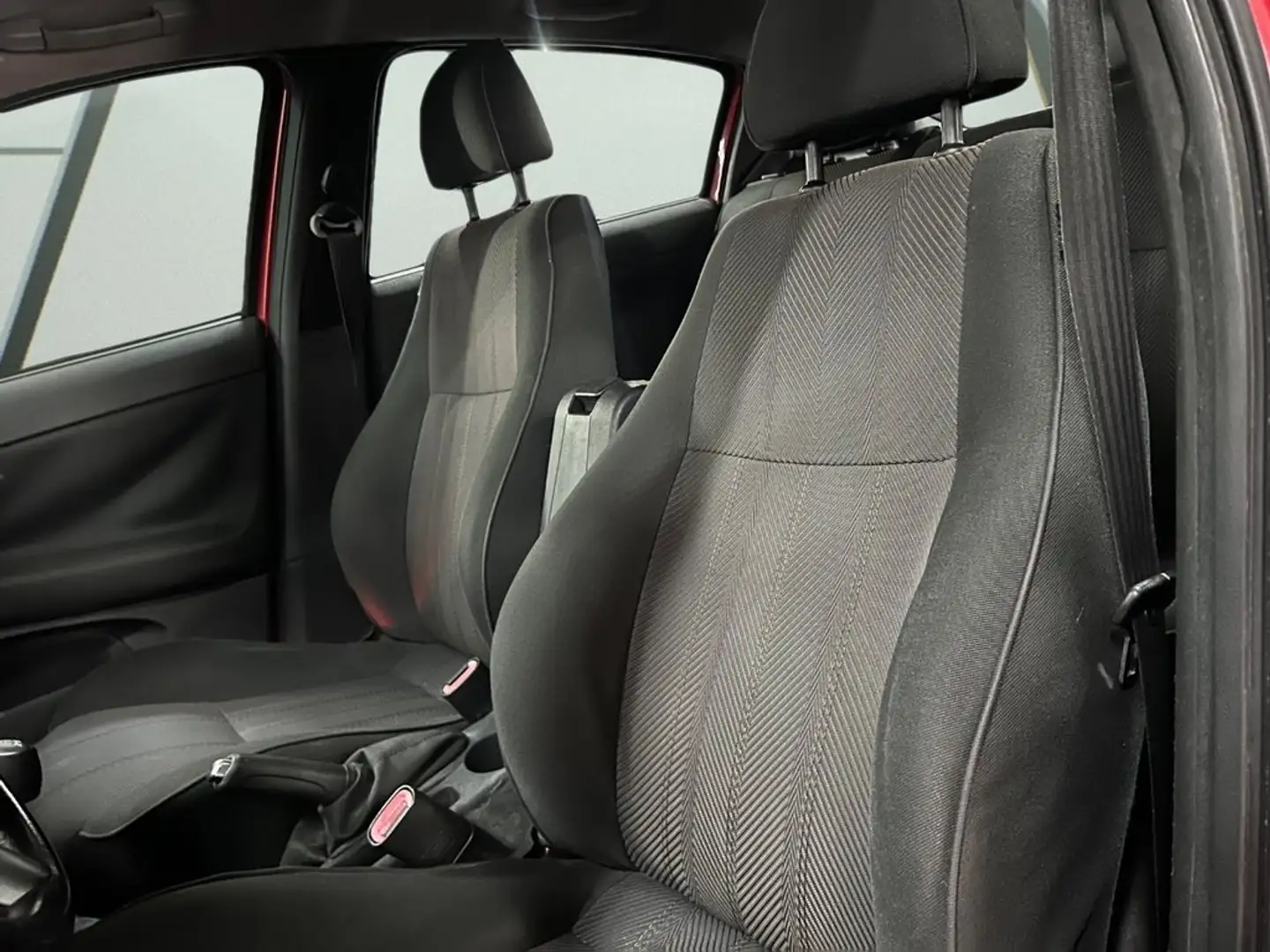 Alfa Romeo 147 1.9 JTD Distinctive Rojo - 2