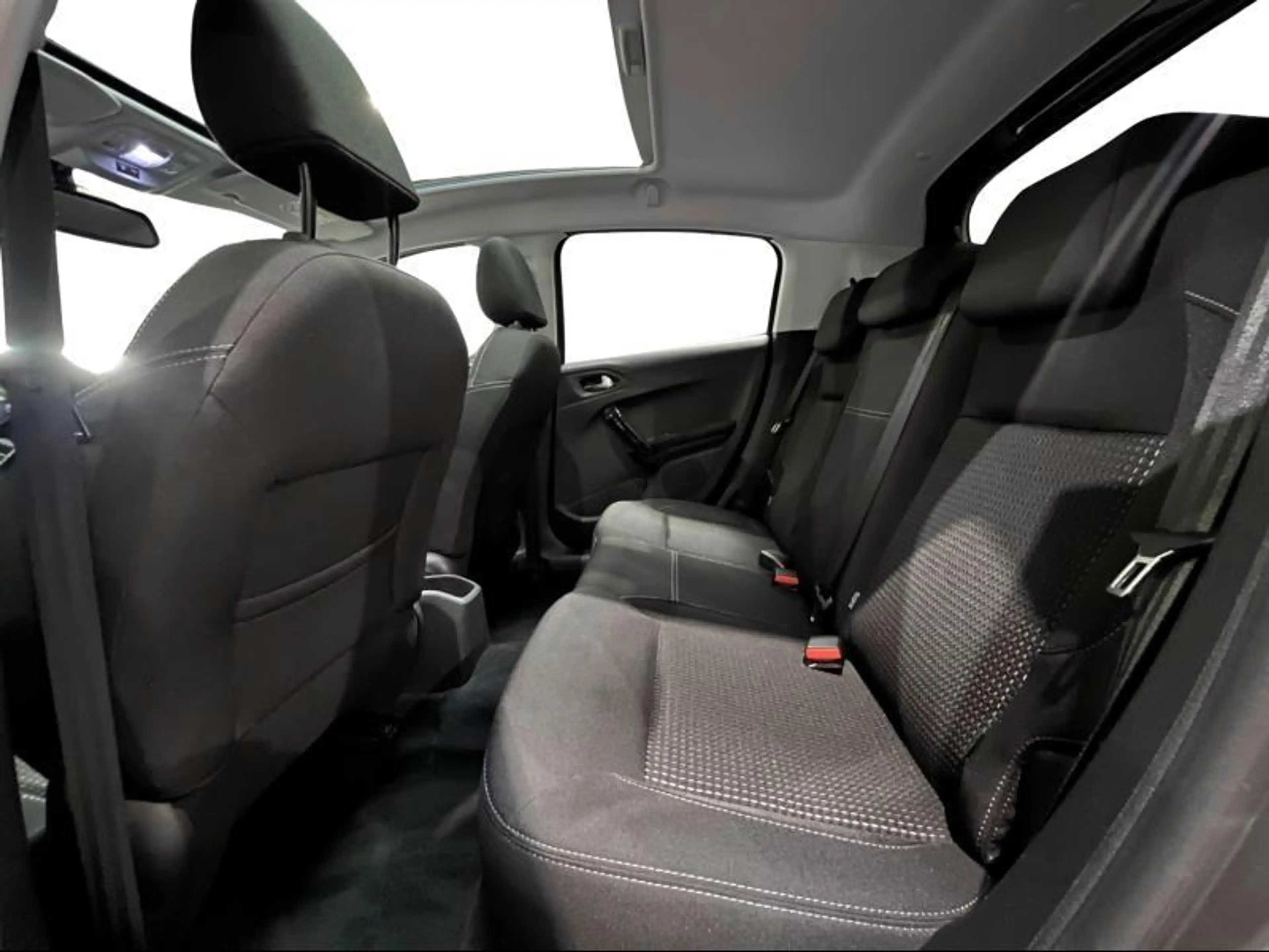 Peugeot 208 Allure | Camera | Carplay | Park Assist — photo 11