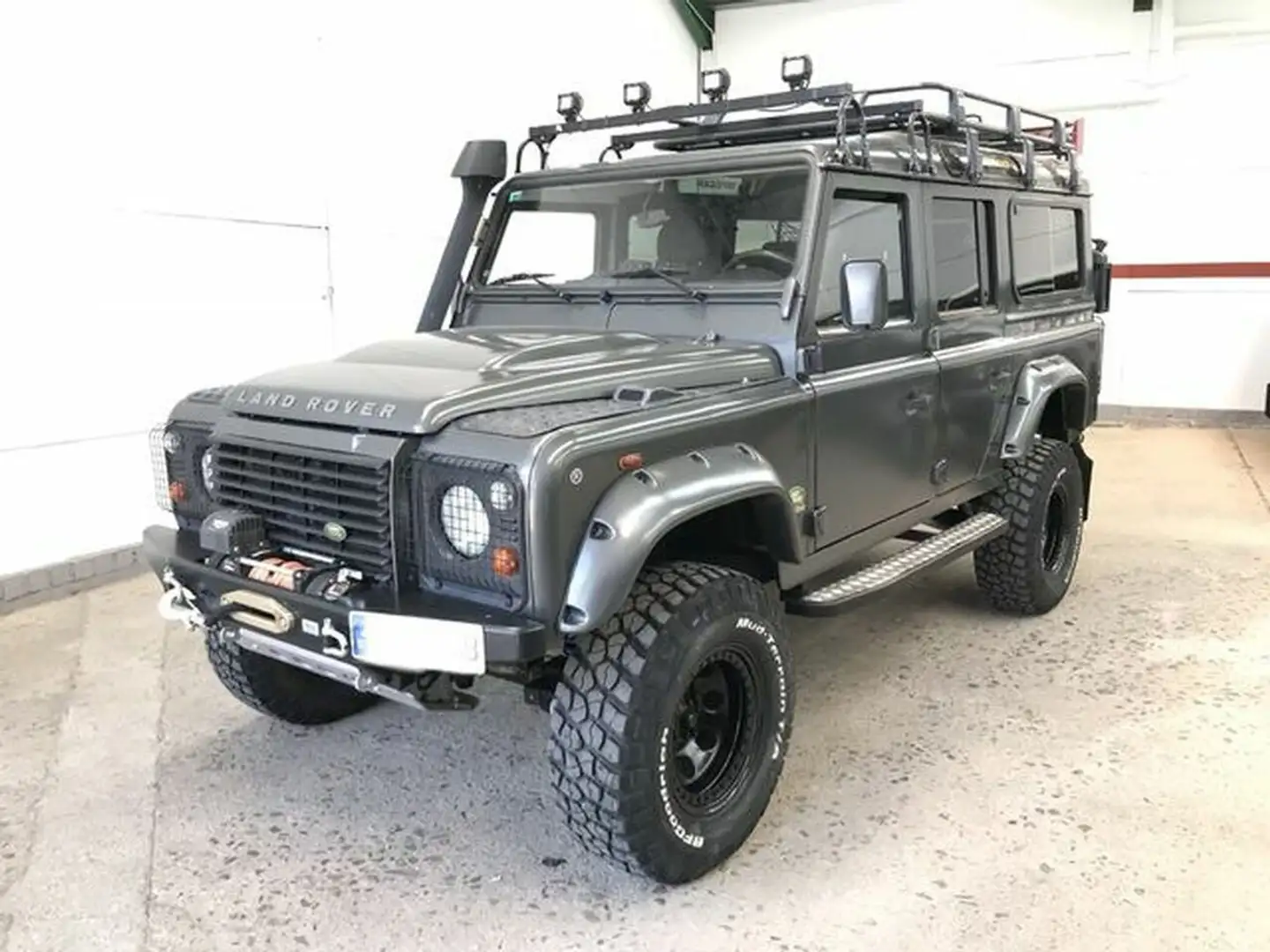 Land Rover Defender 110 SW E Gris - 2